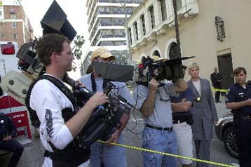 Σεναριογράφοι και εταιρείες παραγωγής του Χόλιγουντ στο τραπέζι του διαλόγου