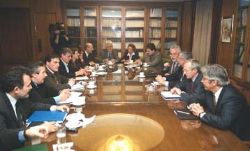 Ωράριο τριών ταχυτήτων προτείνουν οι τραπεζίτες