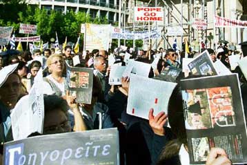 Διαμαρτυρία έξω από τη Μητρόπολη για την επίσκεψη του ποντίφικα