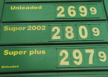 Ακριβότερη η βενζίνη, φθηνότερο το πετρέλαιο από τα μεσάνυχτα της Τετάρτης