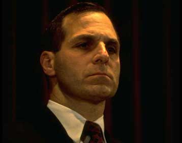 Παραιτείται από τη θέση του διευθυντή του FBI o Λούις Φρι