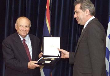 Με τον Κ.Στεφανόπουλο και τον Δ.Αβραμόπουλο συναντήθηκε ο Κύπριος πρόεδρος