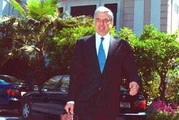 «Ναι» στην εξεύρεση πόρων «όχι» σε νέους φόρους, τονίζει ο ΥΠΕΘΟ