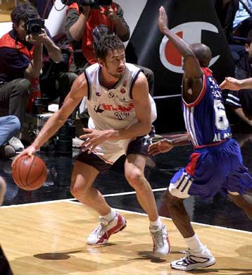 Κι άλλος τίτλος για τον Μεσίνα; Η Κίντερ διέλυσε 80-60 και 2-1 την Τάου Κεράμικα στη Euroleague