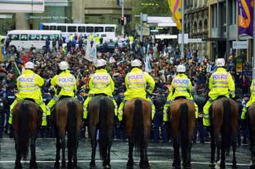 Βίαιες διαδηλώσεις στον κόσμο κατά την επέτειο της 1ης Μαΐου