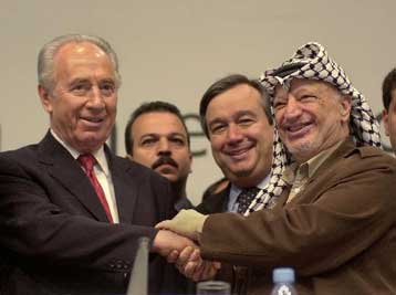 Πέρες και Αραφάτ συνομίλησαν στο περιθώριο της Σοσιαλιστικής Διεθνούς