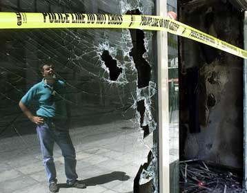 Επτά μολότοφ στο υπουργείο Πολιτισμού το πρωί του Σαββάτου