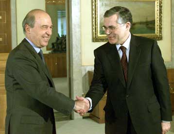 Οικονομικές εξελίξεις και πληθωρισμός στο επίκεντρο συνάντησης Σημίτη – Παπαδήμου