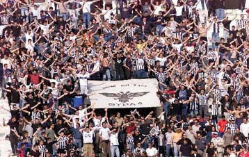 Δυναμικό συλλαλητήριο των οπαδών του ΠΑΟΚ κατά Μπατατούδη