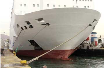 Ταλαιπωρία για 298 επιβάτες του «Εξπρές Εκατονταπυλιανή» τα μεσάνυχτα της Τετάρτης