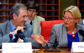 Με οικονομικά αντίποινα απειλεί την ΕΕ ο Τούρκος ΥΠΕΞ, εάν ενταχθεί η Κύπρος