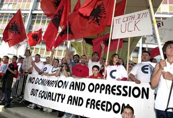 Διαδήλωση Αλβανών στα Τίρανα υπέρ της Τσαμουριάς