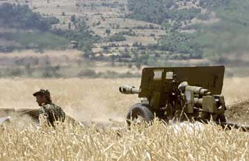 Ο στρατός της ΠΓΔΜ βομβαρδίζει θέσεις των Αλβανών ανταρτών στο χωριό Νίκουστακ