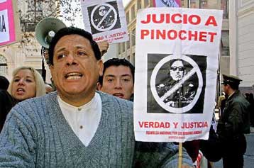 Ζωντανός στη μνήμη των Χιλιανών ο σοσιαλιστής πρόεδρος, παραμένει το αίτημα για παραπομπή του Πινοσ