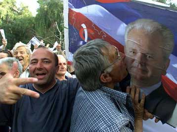 Διαδήλωση υπέρ του Μιλόσεβιτς πραγματοποίησαν χιλιάδες οπαδοί του