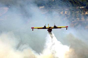 Πυρκαγιά μαίνεται στον Καρέα – Υπό έλεγχο η φωτιά στο Μαρκόπουλο