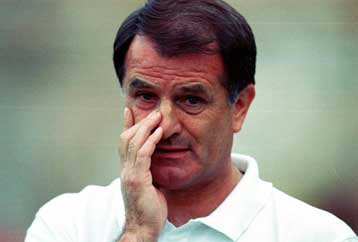 Ο Μπάγεβιτς βαδίζει προς την έξοδο από την Τούμπα