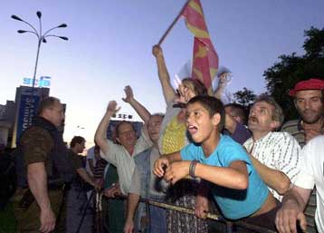Εισβολή στη Βουλή της ΠΓΔΜ επιχείρησαν διαδηλωτές