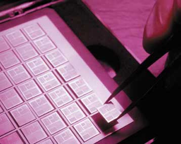 Η ΙΒΜ επιταχύνει τα βασικά δομικά στοιχεία των τσιπ για δίκτυα