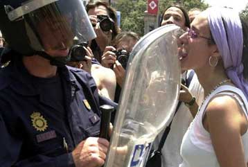 Συγκρούσεις διαδηλωτών – αστυνομίας στη Βαρκελώνη