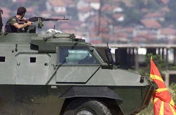 Προσωρινή κατάπαυση του πυρός διέταξε η κυβέρνηση της ΠΓΔΜ