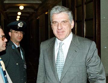 «Μαχαίρι» σε μισθούς και διορισμούς για τη δημοσιονομική σταθερότητα