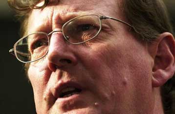 Επανεξελέγη στην ηγεσία των Ενωτικών του Όλστερ ο μετριοπαθής Ντέιβιντ Τριμπλ