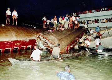 Δεκάδες νεκροί και τραυματίες στην Ινδία από πτώση αμαξοστοιχίας σε ποταμό