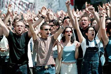 Επεισόδια μεταξύ φοιτητών και ΜΑΤ έξω από το υπ. Μακεδονίας – Θράκης