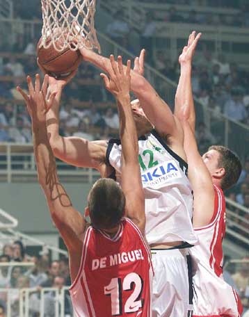 Μικρό προβάδισμα του Παναθηναϊκού, 52-51 τον Ολυμπιακό στο γ δεκάλεπτο