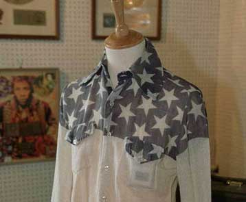 Το πουκάμισο, η κιθάρα και άλλα αντικείμενα του τραγουδιστή πωλήθηκαν σε δημοπρ