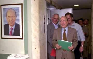 Με παραίτηση απείλησε ο Κ.Σημίτης στο ΕΓ – Συνεδριάζει η Κυβερνητική Επιτροπή