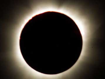 Η πρώτη ολική έκλειψη ηλίου της νέας χιλιετίας ορατή από τους Αφρικανούς