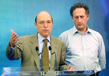 Επίθεση του πρωθυπουργού στους «αμφισβητίες» – Επίσπευση του συνεδρίου του ΠΑΣΟΚ