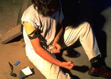 Από τα 14 στα ναρκωτικά οι έφηβοι, σύμφωνα με έρευνα των «Στροφή» και «Πλεύση»