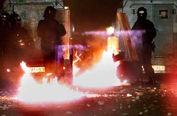 Αιματηρές συγκρούσεις προτεσταντών και καθολικών στο Μπέλφαστ