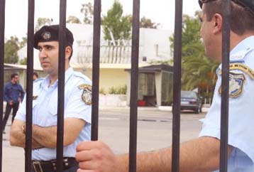 Συνελήφθησαν εκβιαστές – αστυνομικοί από άντρες των Εσωτερικών Υποθέσεων