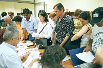 Σωστός ο νόμος για νομιμοποίηση, λένε οι αλλοδαποί – 85.000 οι αιτήσεις