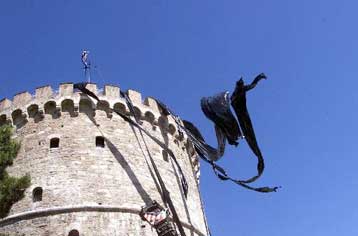 Με μαύρα πανό επιχείρησαν να καλύψουν τον Λευκό Πύργο οι συμβασιούχοι του ΥΠΠΟ