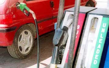Μειώνονται οι τιμές της βενζίνης από τα μεσάνυχτα της Τετάρτης