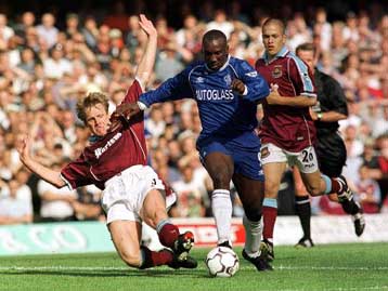 Ο Στιούαρτ Πιρς συνεχίζει την καριέρα του στην Μάντσεστερ Σίτι