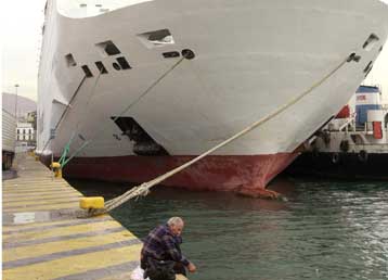 Υπέκυψε ο ναύτης που τραυματίστηκε όταν έσπασε ο κάβος του «Εξπρές Σαντορίνη»