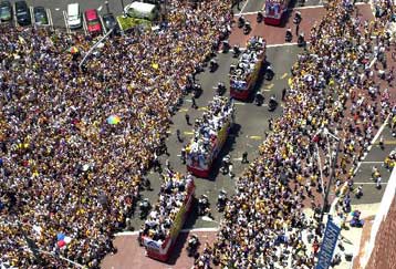 Αποθέωση στη φιέστα του ΛΑ για το «repeat» των Λέικερς