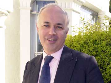 Συνωστισμός υποψηφίων για την ηγεσία των Συντηρητικών της Βρετανίας