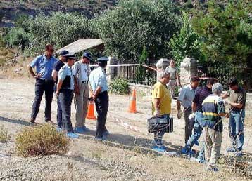 Στο οικογενειακό περιβάλλον των θυμάτων οι έρευνες για το τριπλό έγκλημα στη Θάσο