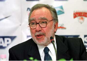 Ο Σωκράτης Κόκκαλης κινεί τα «ερυθρόλευκα» μεταγραφικά νήματα