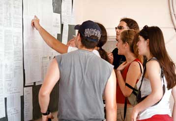 Πέφτουν οι βάσεις για την εισαγωγή σε ΑΕΙ και ΤΕΙ