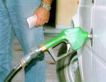 Φθηνότερα από την Τετάρτη βενζίνες και πετρέλαιο κίνησης
