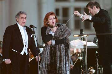 Ο Πλάθιντο Ντομίνγκο στο ετήσιο φεστιβάλ της Αγίας Πετρούπολης