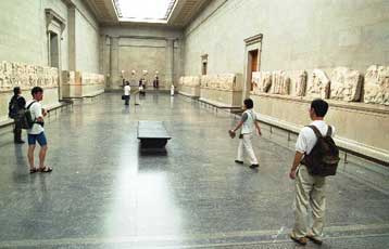 Την επιστροφή των Γλυπτών ζητά με επιστολή προς τη νέα Βρετανή ομόλογό του ο ΥΠΠΟ